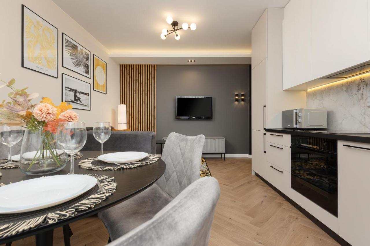 Stunning Family Apartment Ursynow With Parking & Balcony By Noclegi Renters Warsaw Exterior photo